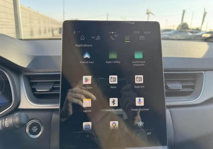 Écran tactile central du tableau de bord du Renault Captur II, affichant les applications connectées.