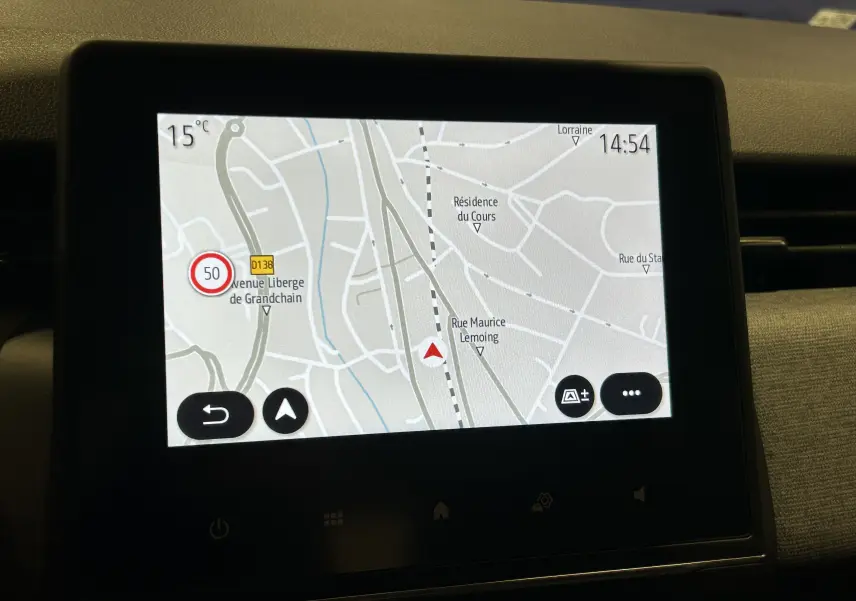 Écran tactile du GPS intégré de la Renault Clio V blanc, affichant une carte routière avec indications de vitesse et température.