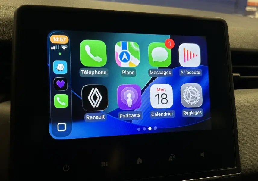Écran tactile central de Renault Clio V affichant l'interface Apple CarPlay avec plusieurs applications visibles.