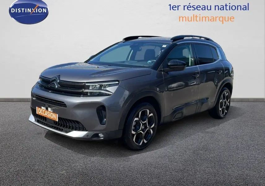 Citroën C5 Aircross gris platinium métal en 3/4 avant droit, avec jantes distinctives et toit noir contrasté.