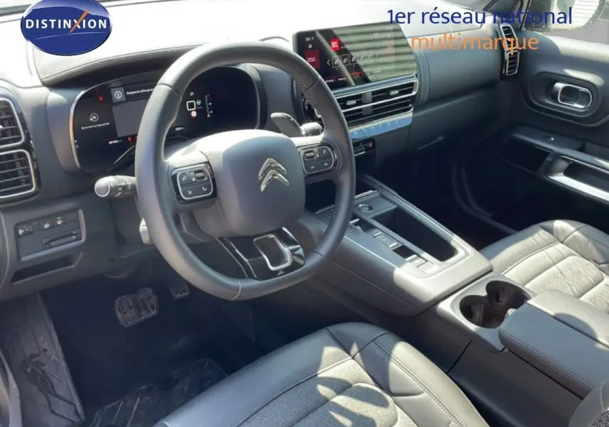 Vue intérieure côté conducteur du Citroën C5 Aircross gris platinium, avec tableau de bord numérique et volant multifonction.