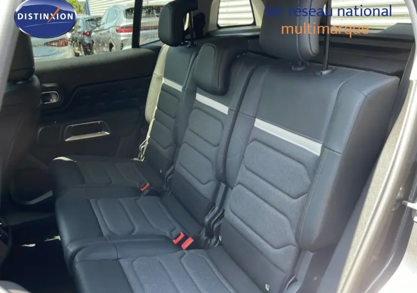 Vue intérieure côté droit des sièges arrière en cuir et tissu gris du Citroën C5 Aircross 2025 gris platinium métal.