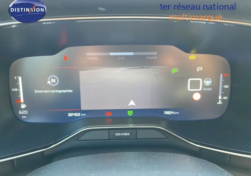 Vue rapprochée du tableau de bord numérique du Citroën C5 Aircross gris platinium, affichant la navigation et les indicateurs de conduite.