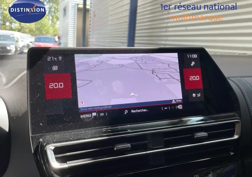 Vue intérieure centrée sur l'écran tactile du tableau de bord du Citroën C5 Aircross gris platinium, affichant la navigation.