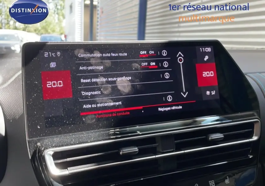 Écran tactile central du tableau de bord du Citroën C5 Aircross 2025, affichant les réglages de conduite et climatisation.