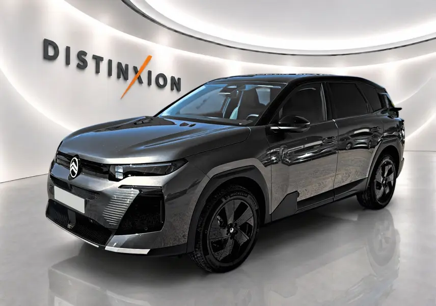 Citroën C5 Aircross 2026 gris platinium vue 3/4 avant avec toit noir et jantes alliage 19 pouces.