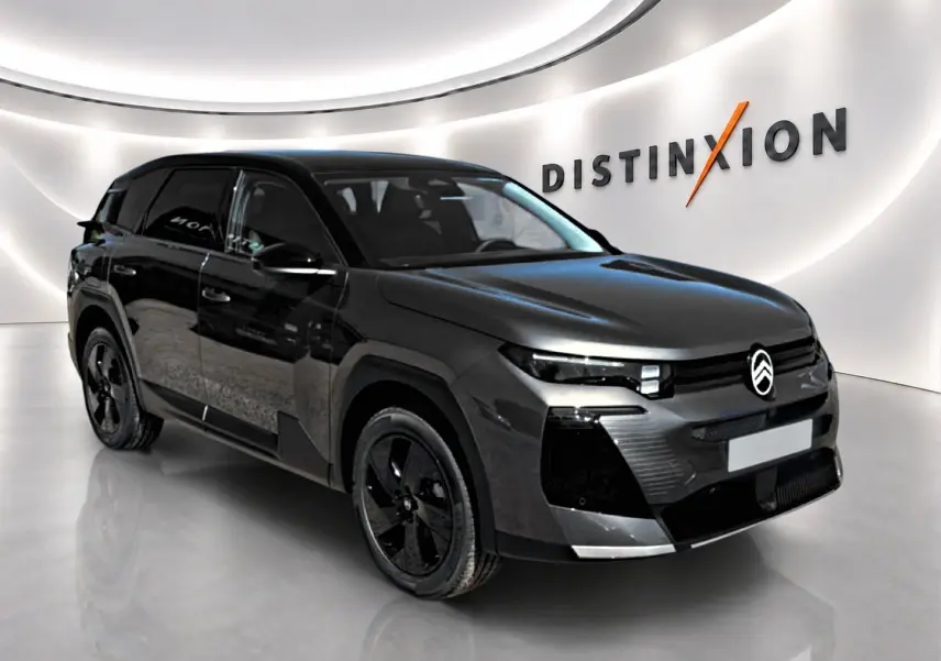 Vue 3/4 avant droite du Citroën C5 Aircross gris platinium avec toit noir et jantes alliage noires.