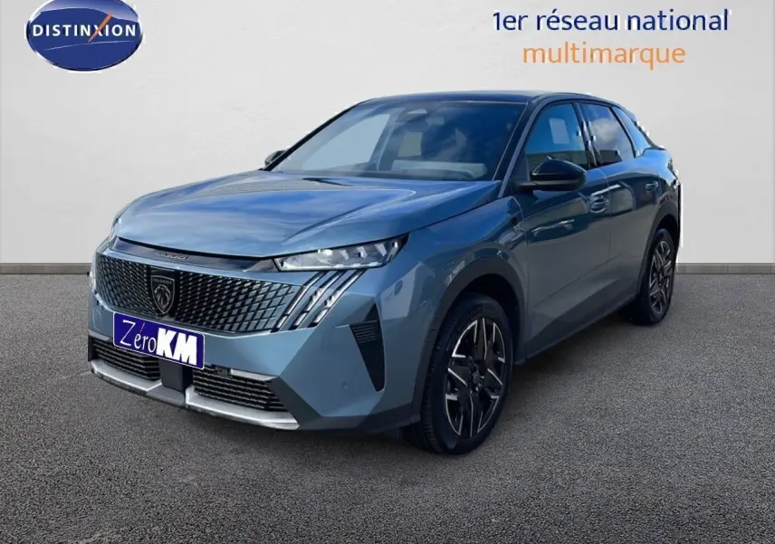 Peugeot 3008 hybride 2025 bleu Ingaro métal avec toit noir, vue 3/4 avant mettant en valeur sa calandre distinctive.