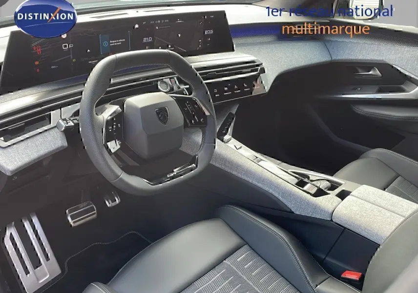 Intérieur du Peugeot 3008 2025, vue côté conducteur sur le tableau de bord et volant compact en cuir noir.