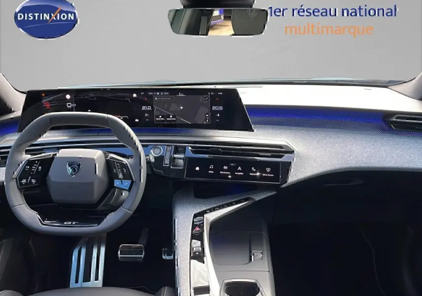 Intérieur moderne du Peugeot 3008 GT hybride 2025, vue de face sur le tableau de bord et volant multifonction noir.