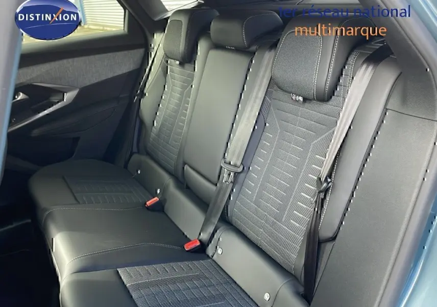 Vue intérieure sur les sièges arrière en cuir noir et tissu gris du Peugeot 3008 hybride bleu Ingaro métal avec toit noir.