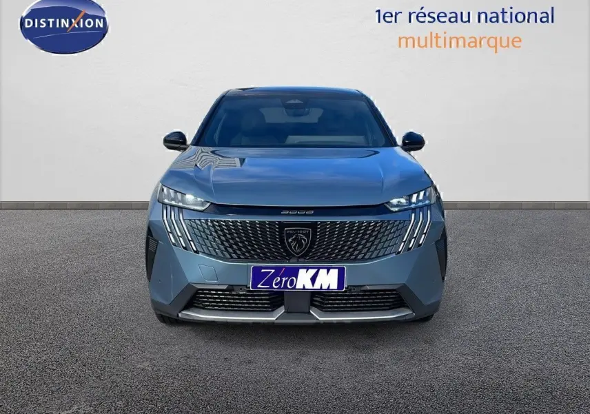 Vue frontale d'un Peugeot 3008 hybride bleu Ingaro métal avec toit noir, calandre et feux LED distinctifs.