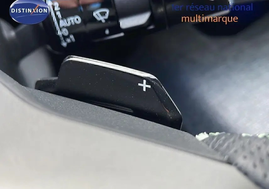 Gros plan sur la palette de changement de vitesse "+" côté droit du volant du Peugeot 3008 hybride 2025.