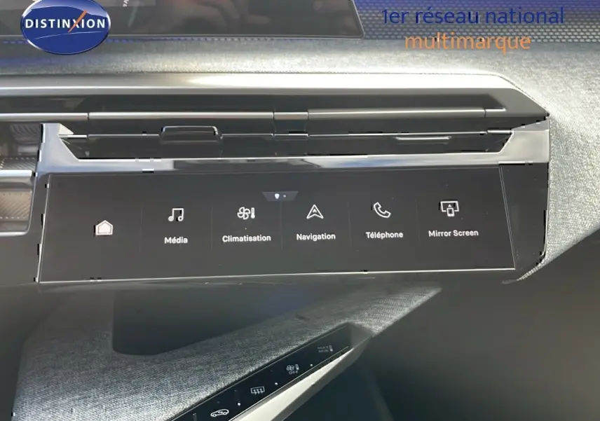 Écran tactile central du tableau de bord du Peugeot 3008 2025, finition GT, avec commandes multimédia et climatisation.