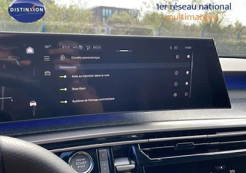 Écran tactile central affichant les aides à la conduite du Peugeot 3008 hybride 2025, intérieur moderne et épuré.
