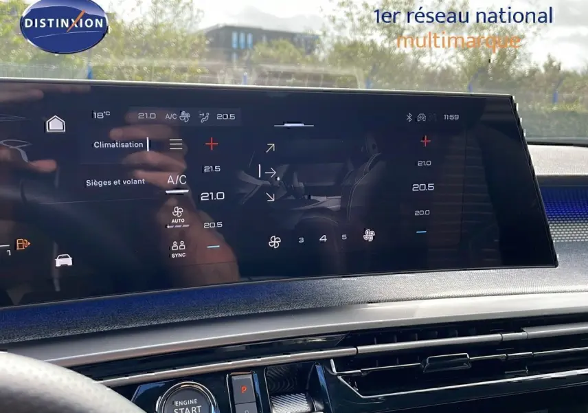 Vue intérieure du tableau de bord du Peugeot 3008 bleu Ingaro avec écran tactile de climatisation et volant partiel visible.