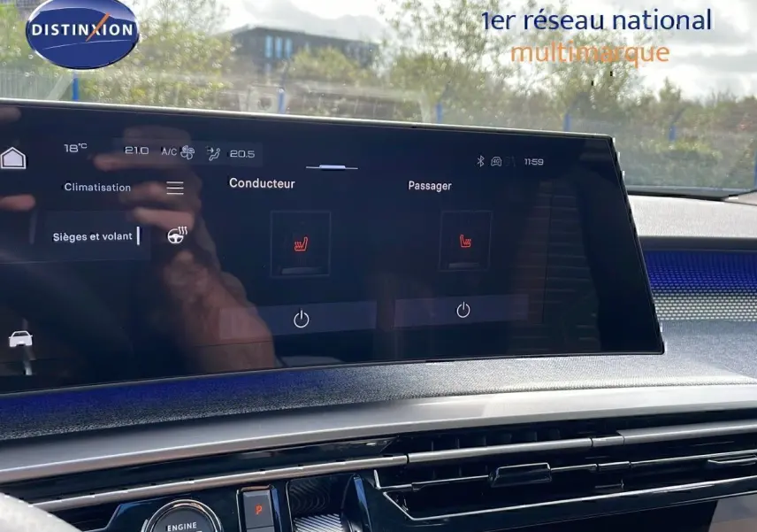 Écran tactile central du Peugeot 3008 bleu Ingaro Métal, affichant les réglages de sièges chauffants conducteur et passager.