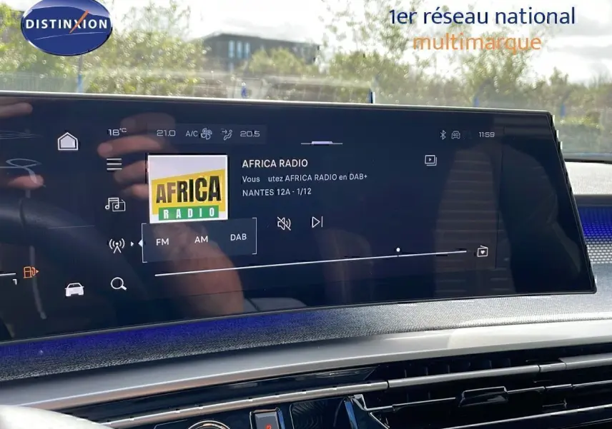 Écran tactile central du tableau de bord du Peugeot 3008 2025 affichant la radio Africa Radio en DAB