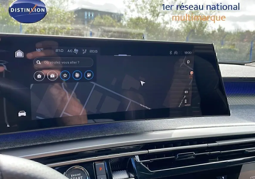 Vue rapprochée de l'écran tactile du tableau de bord du Peugeot 3008 2025, affichant la navigation.