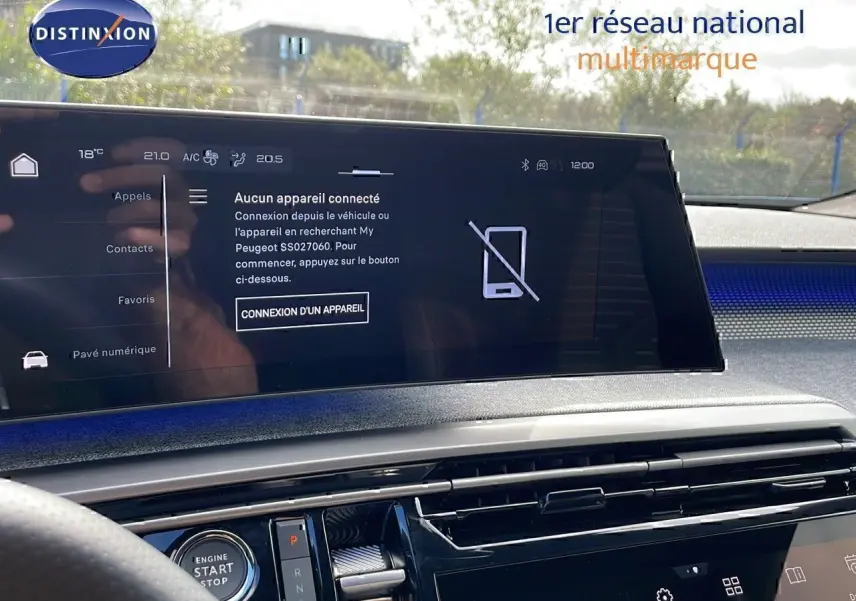 Vue intérieure du tableau de bord du Peugeot 3008 hybride 2025 avec écran tactile central et volant partiel visible.