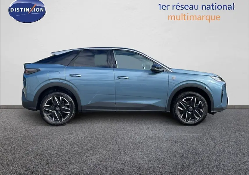 Profil droit du Peugeot 3008 1.2 Hybrid 136ch GT en bleu Ingara métal avec toit noir et jantes alliage biton.