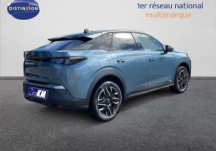 Vue 3/4 arrière droite d'un Peugeot 3008 hybride bleu Ingara métal avec toit noir et jantes noires brillantes.