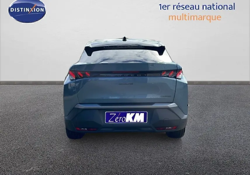 Vue arrière d'un Peugeot 3008 bleu Ingaro métal avec toit noir, affichant ses feux LED caractéristiques.
