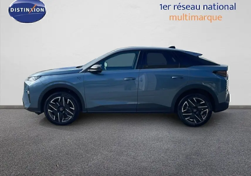 Profil côté gauche du Peugeot 3008 hybride 2025 en bleu Ingaro métal avec toit noir et jantes noires.