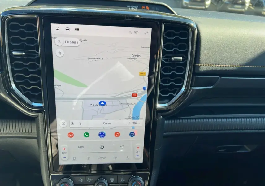 Vue rapprochée de la console centrale du Ford Ranger 2025 bleu lightning, mettant en valeur l'écran tactile vertical avec navigation intégrée.