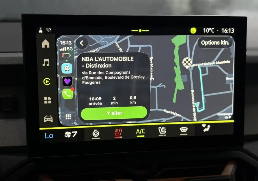 Écran tactile 10 pouces du GPS Media Nav Live du Dacia Duster blanc, affichant un itinéraire en navigation.