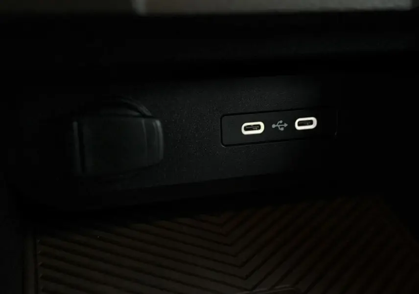 Gros plan sur deux ports USB-C intégrés dans la console centrale du Dacia Duster Blanc Glacier 2026.