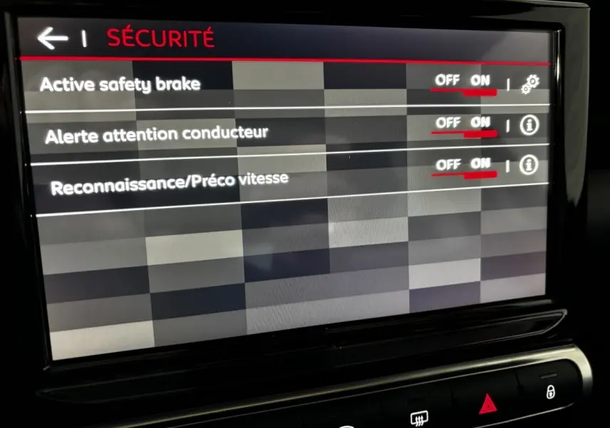 Écran tactile central du Citroën C3 Aircross gris clair, affichant les réglages de sécurité activés.