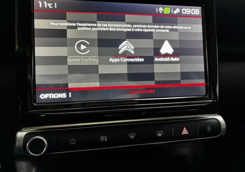 Écran tactile central du tableau de bord du Citroën C3 Aircross gris clair, affichant les options Apple CarPlay et Android Auto.