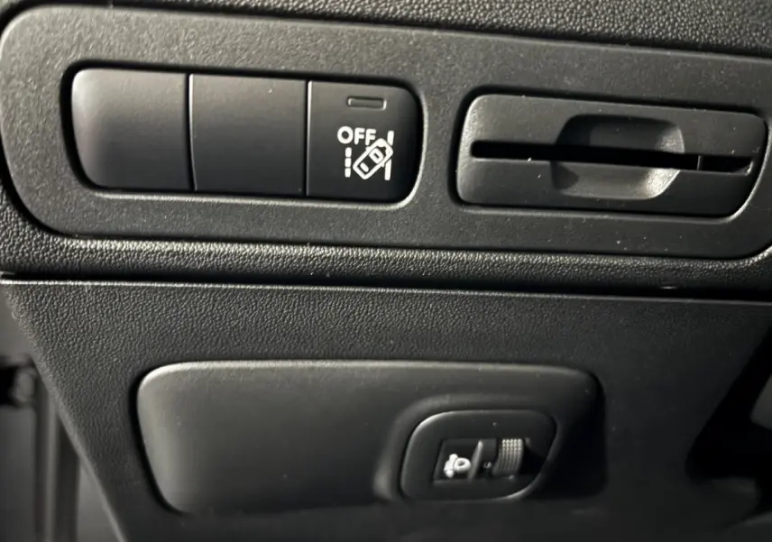 Détail du tableau de bord noir du Citroën C3 Aircross 2024 avec commandes d'assistance et ventilation.