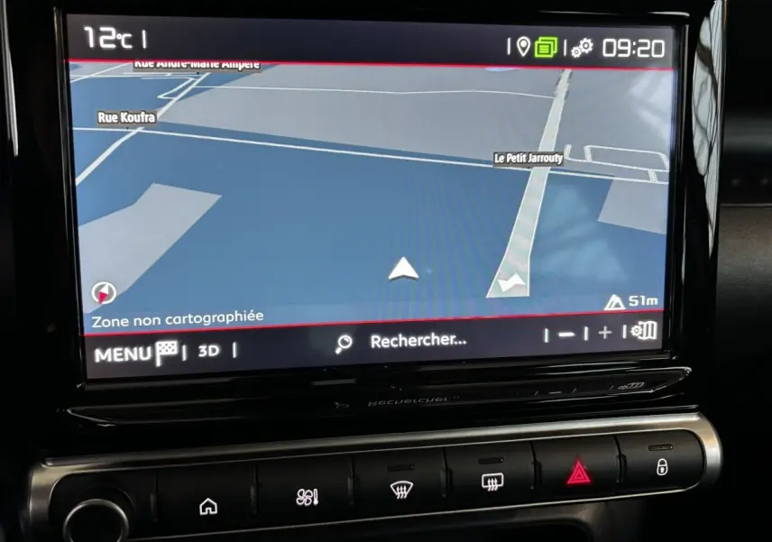 Écran tactile central du tableau de bord du Citroën C3 Aircross gris clair, affichant la navigation GPS.