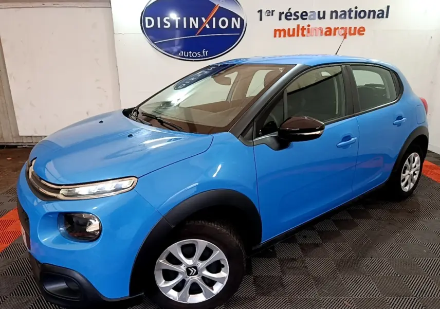 Vue 3/4 avant droite d'une Citroën C3 bleu vif avec rétroviseurs noirs et jantes argentées.