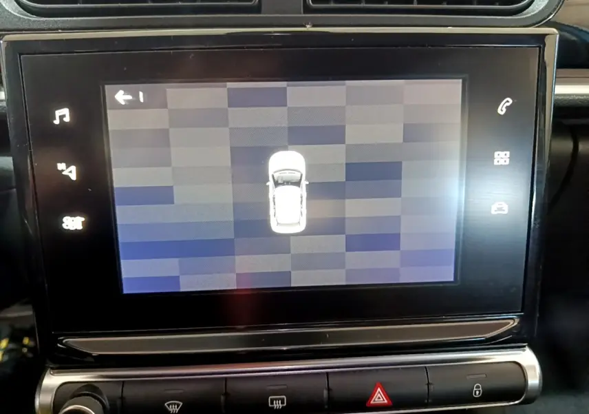 Écran tactile central affichant la vue de dessus du véhicule dans l’habitacle d’une Citroën C3.
