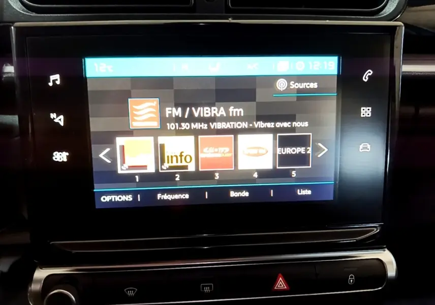 Écran tactile central de 7 pouces affichant la radio FM dans l'habitacle d'une Citroën C3 bleu 2017.