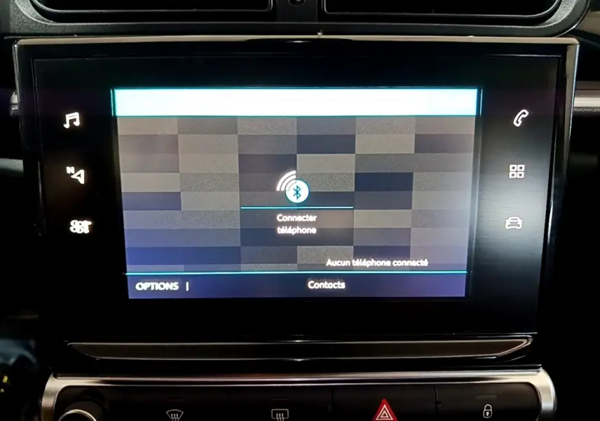 Écran tactile central de la Citroën C3 BlueHDi 2017 affichant la connexion Bluetooth, intérieur noir.