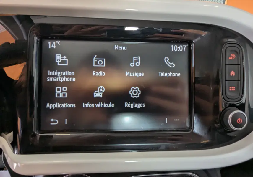 Écran tactile central de la Renault Twingo III 1.0 SCE 65 Limited affichant le menu principal avec options multimédia et réglages.