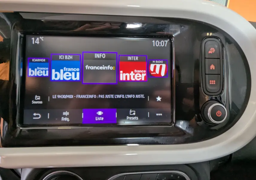 Écran tactile central de la Renault Twingo III 1.0 SCE 65 Limited 2021, affichant les stations radio, entouré de commandes noires et grises.
