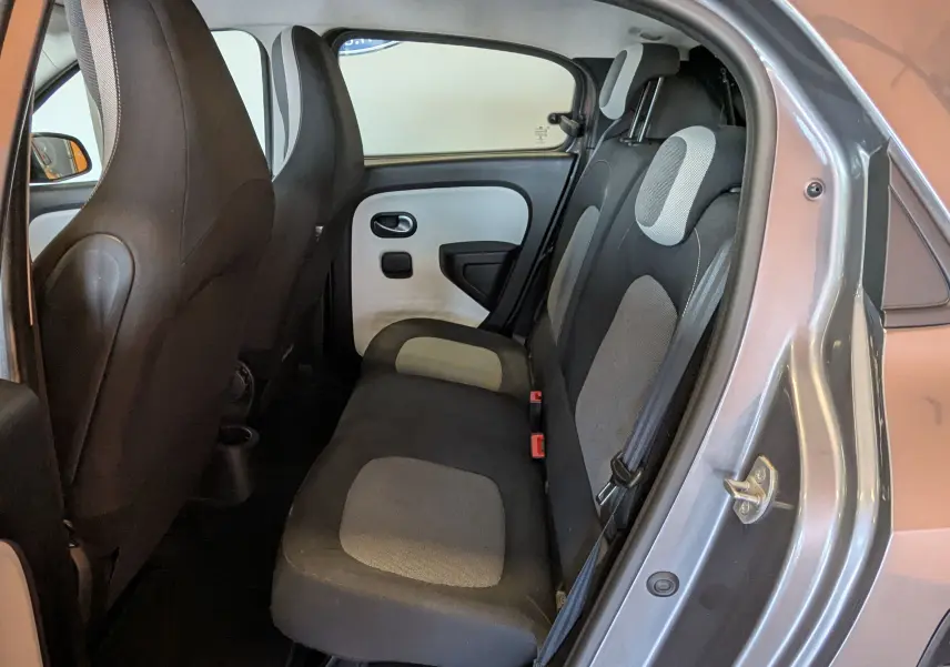 Vue intérieure côté droit sur la banquette arrière gris clair et foncé de la Renault Twingo III gris Cassiopée 2021.