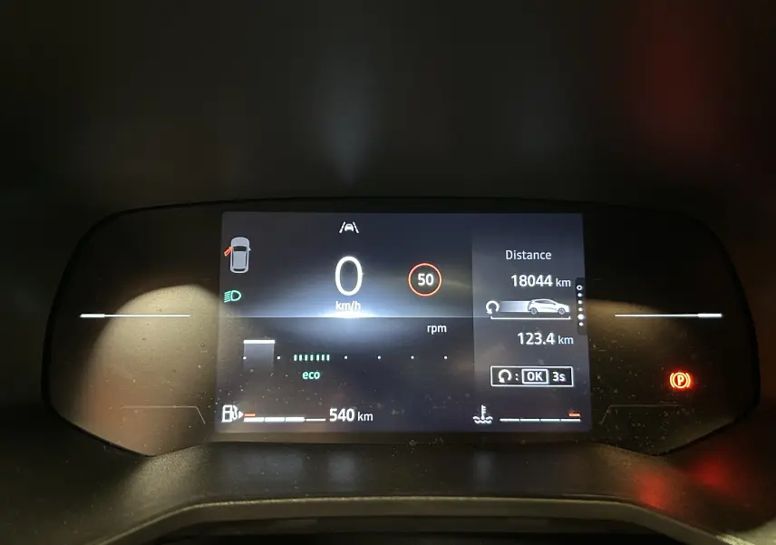 Tableau de bord numérique de Renault Clio V noir, affichant vitesse à 0 km/h et 18 044 km au compteur.