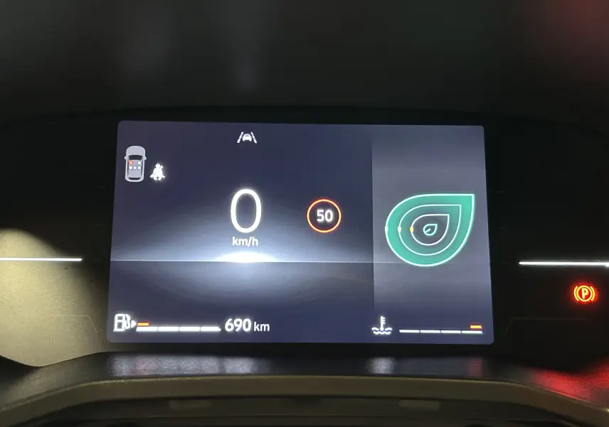 Tableau de bord numérique de Renault Clio V noir, affichant vitesse à 0 km/h et autonomie de 690 km.