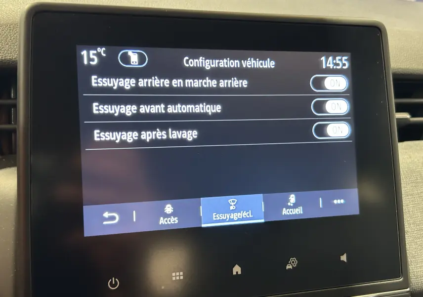 Écran tactile intérieur de la Renault Clio V noir montrant les réglages d'essuyage automatique et arrière.