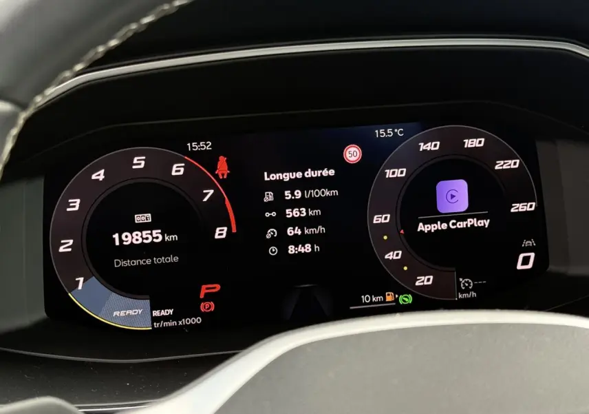 Tableau de bord numérique de la SEAT LEON 2025 affichant Apple CarPlay et informations de conduite.
