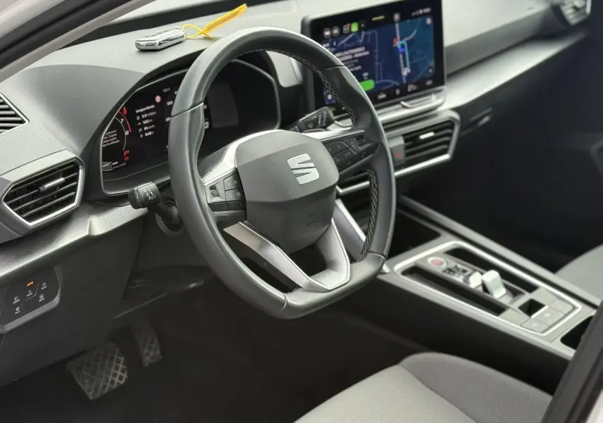 Vue intérieure côté conducteur du tableau de bord et volant cuir multifonction de la SEAT LEON 2025.