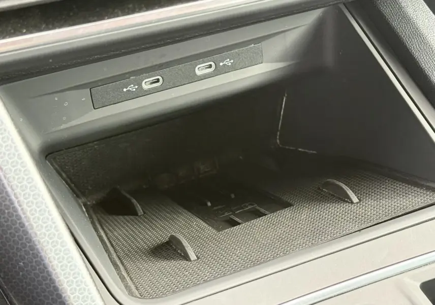 Gros plan sur la console centrale noire du SEAT LEON 2025, avec deux ports USB-C visibles en haut.