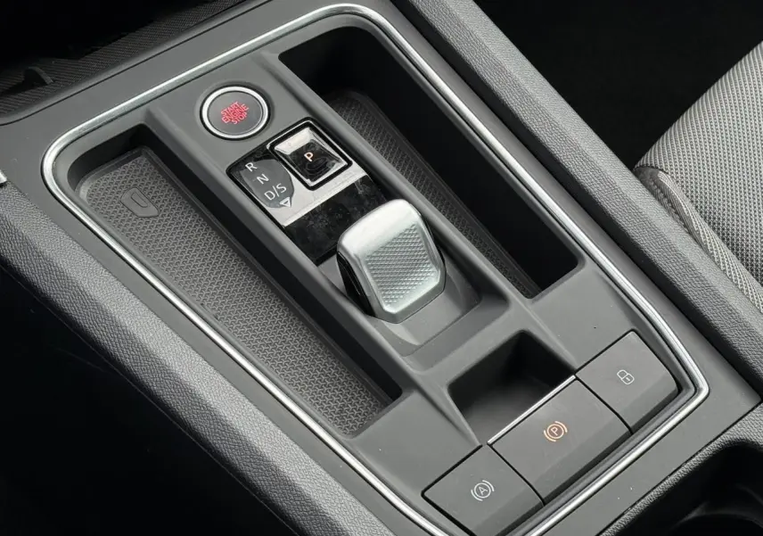 Vue rapprochée de la console centrale avec levier de vitesse automatique et bouton start/stop dans une SEAT Leon blanche.