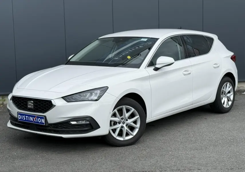 SEAT Leon blanc vue 3/4 avant droit, avec jantes alliage 16 pouces et calandre noire distinctive.